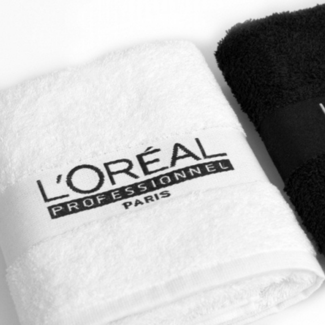 Черно белые полотенца. Полотенце. Полотенце с логотипом. Вышивка логотипа на полотенце. Махровое полотенце с логотипом.