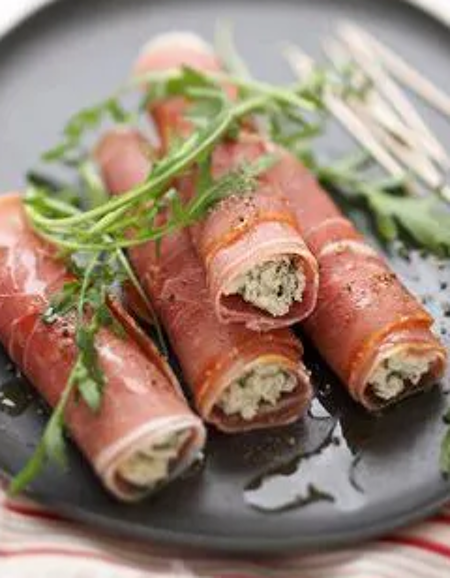 Roulés de jambon cru au fromage de brebis.