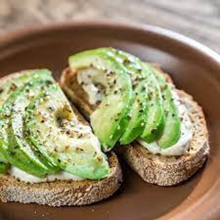 Tartines de fromage frais de brebis et d'avocat.