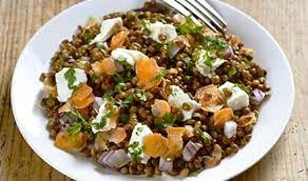 Salade de lentilles au fromage de brebis.