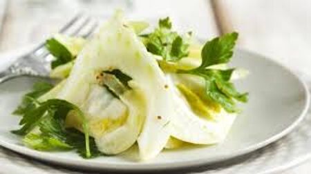 Lamelles de courgettes au fromage sec de brebis.