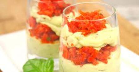 Verrines de crème d'avocat au fromage de brebis et  poivrons.