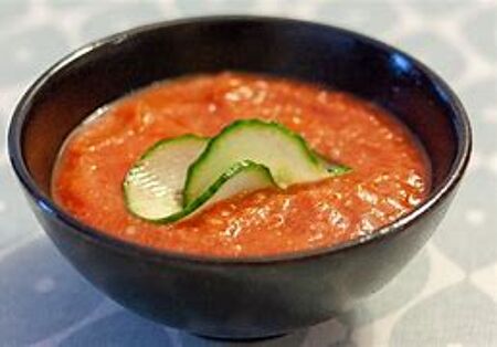 Potage froid à base de tomate, poivron et concombre.