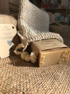 Savon solide à la bière du Sornin et miel 100gr + pochette à savon exfoliante