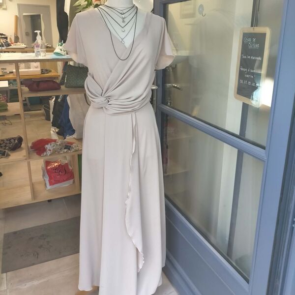 Création de vêtements personnalisés (robes de soirée, tenues de mariage, costumes, etc.)