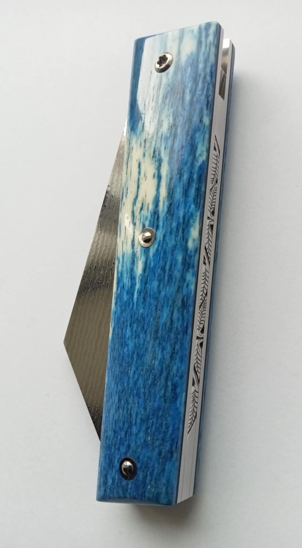 Plaquettes en os de girafe teinté.