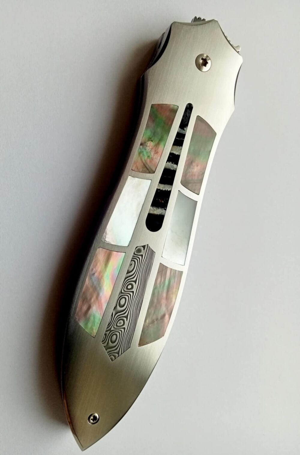 Fusée en inox en incrustée de nacre, de damas et de molaire de mammouth