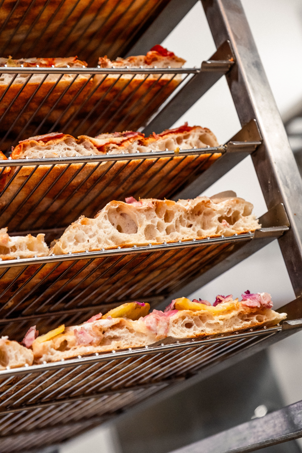 METS-MOI UNE PIZZA. METS-M'EN DIX.