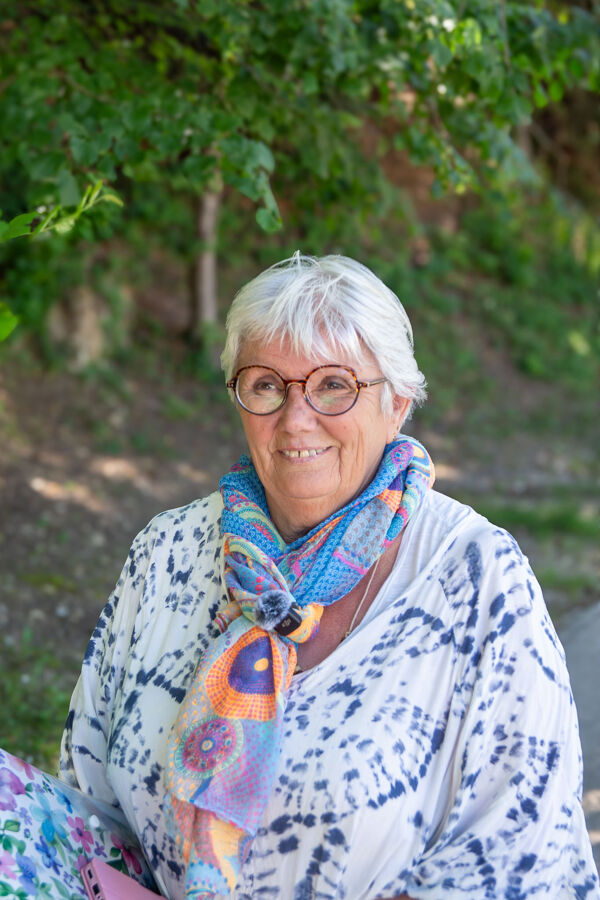 Sylvie – Praticienne en soins énergétiques des mémoires cellulaires, tirage de cartes et accompagnement des âmes