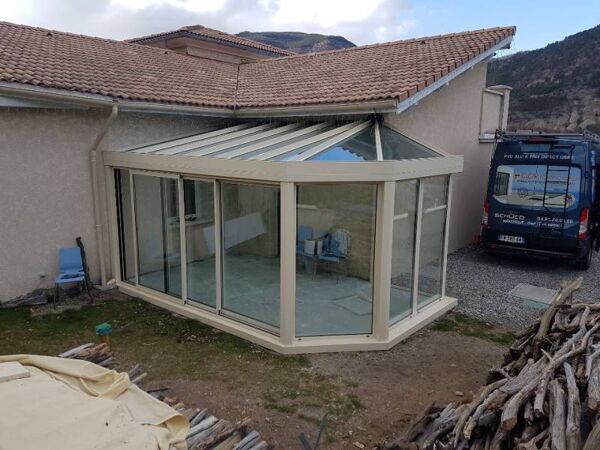 Installation de baies coulissantes en aluminium sur mesure à Digne-les-Bains