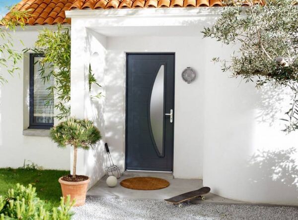 Installation de fenêtres battantes en PVC sur mesure en rénovation avec volet roulant à Sisteron (04)