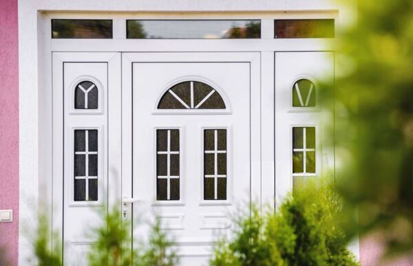 Installation de fenêtres battantes en PVC sur mesure en rénovation avec volet roulant à Sisteron (04)