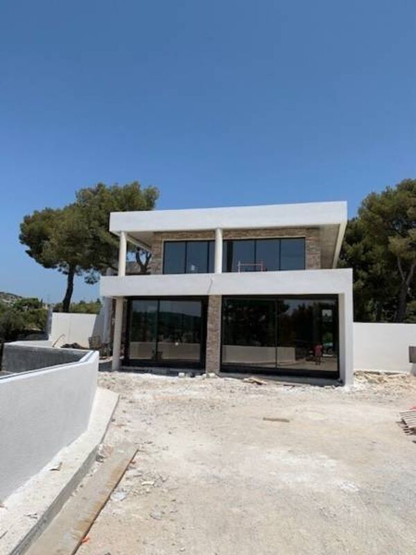 Vente et pose de baies vitrées en aluminium sur mesure pour une maison neuve à Gap