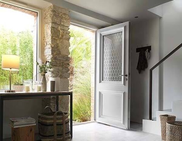 Installation de fenêtres battantes en PVC sur mesure en rénovation avec volet roulant à Sisteron (04)