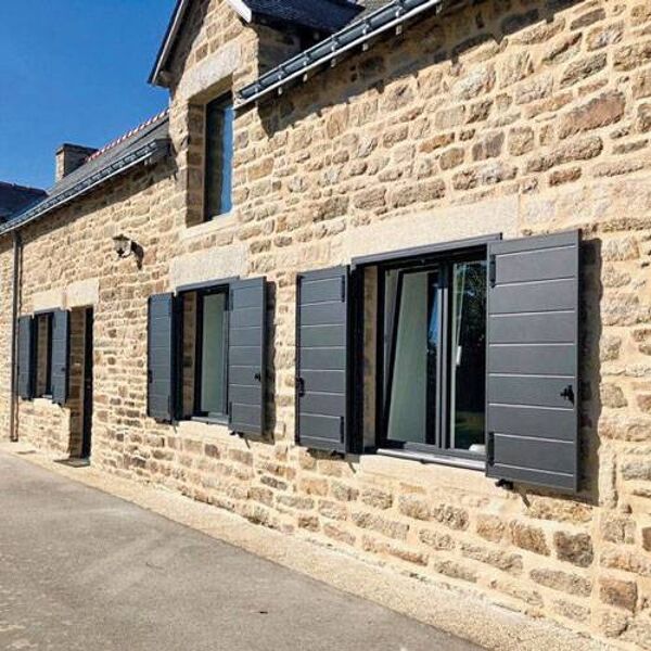 Installation de baies coulissantes en aluminium sur mesure à Digne-les-Bains