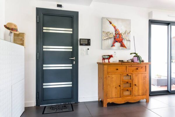 Installation de fenêtres battantes en PVC sur mesure en rénovation avec volet roulant à Sisteron (04)