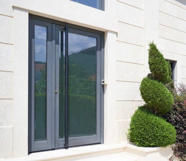 Installation de fenêtres battantes en PVC sur mesure en rénovation avec volet roulant à Sisteron (04)