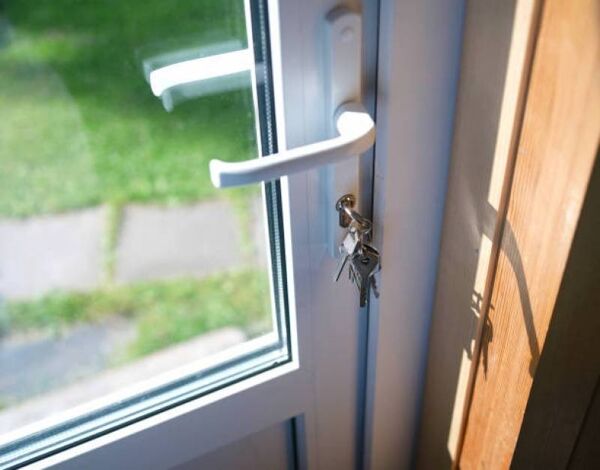 Installation de fenêtres battantes en PVC sur mesure en rénovation avec volet roulant à Sisteron (04)