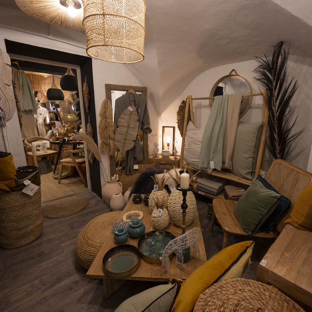 Un salon bois & beige avec lampe suspendue en manguier