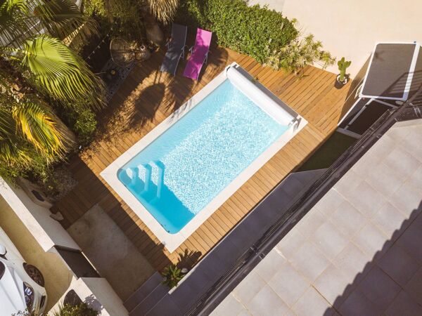 PISCINE COQUE POLYESTER À FOND PLAT AVEC ESCALIER D'ANGLE