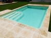 PISCINE COQUE POLYESTER À FOND PLAT AVEC COUVERTURE AUTOMATIQUE IMMERGÉE CAILLEBOTIS BOIS