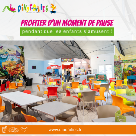 L’espace parents de Dinofolies est pensé pour profiter d’un moment de pause pendant que les enfants s’amusent.