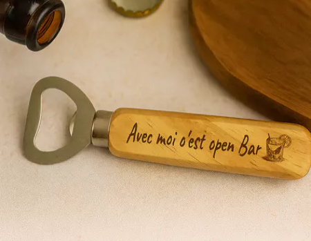 🍺 Décapsuleur en bois gravé « Avec moi, c’est open bar »