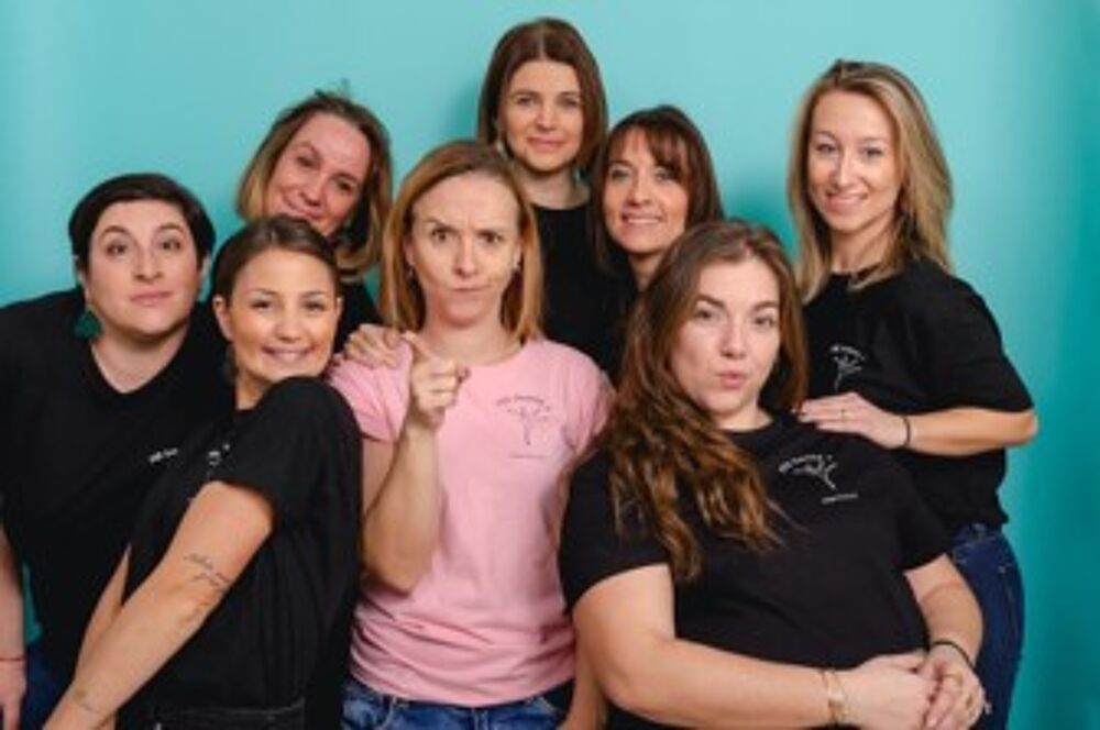 flocage t shirt noir et rose avec logo poitrine 