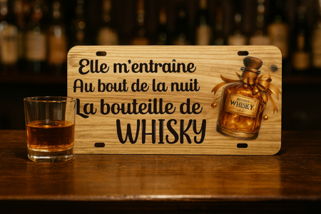 Plaque humoristique – “Elle m’entraîne au bout de la nuit… la bouteille de whisky” 🥃😄