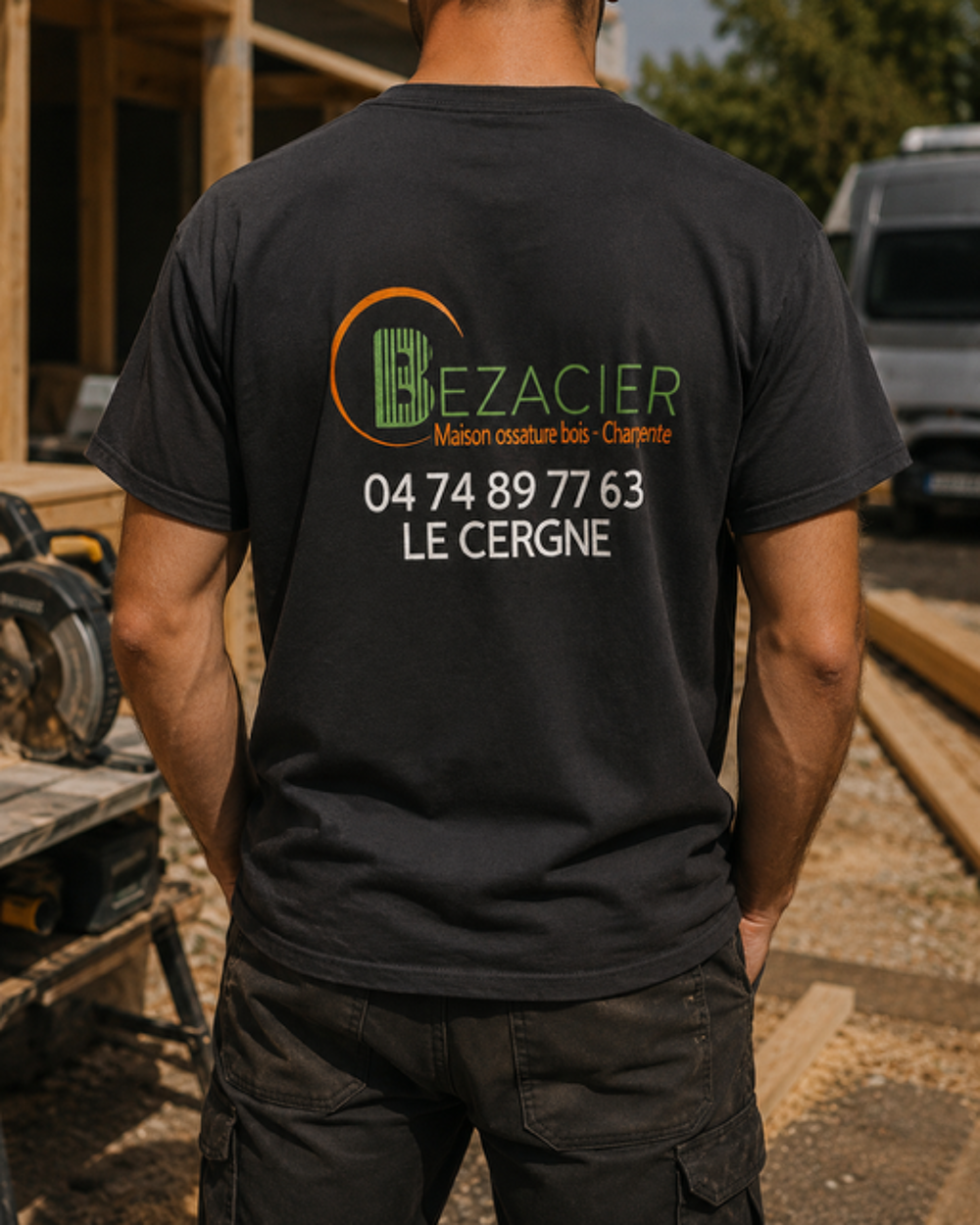 T-shirt noir avec logo et coordonees dans le dos