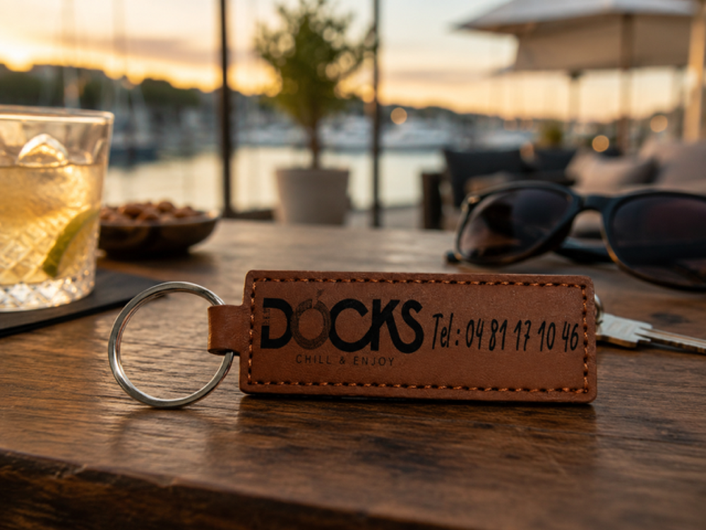 porte cles simili cuir rectangulaire avec logo et coordonnées