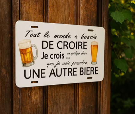 plaque humoristique tout le monde a besoin de croire en quelque chose je crois que je vais prendre une autre bière  