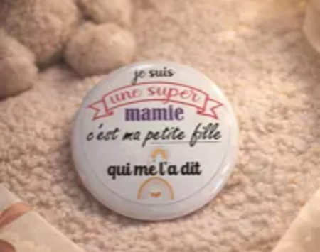 🎉 Badge « Je suis une super mamie, c’est ma petite fille qui me l’a dit »