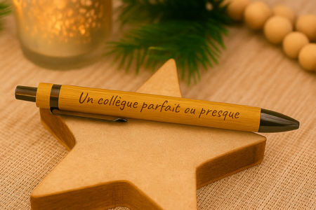 🖊️ Stylo en bambou gravé « Un collègue parfait… ou presque